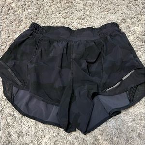 lululemon black camo LR 2.5 in hotty hots